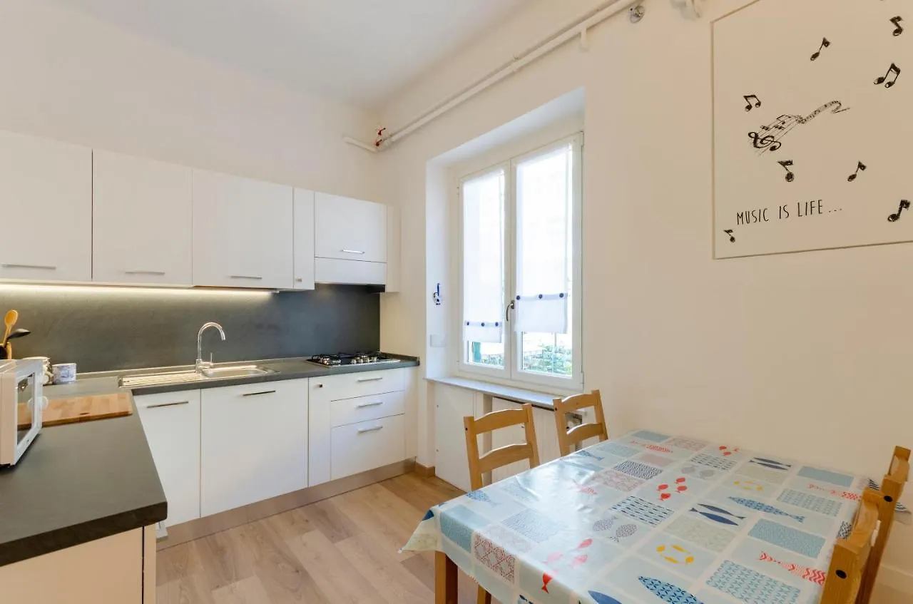 Joivy Bright Apt For 5, Near Beach, In Camogli Apartment